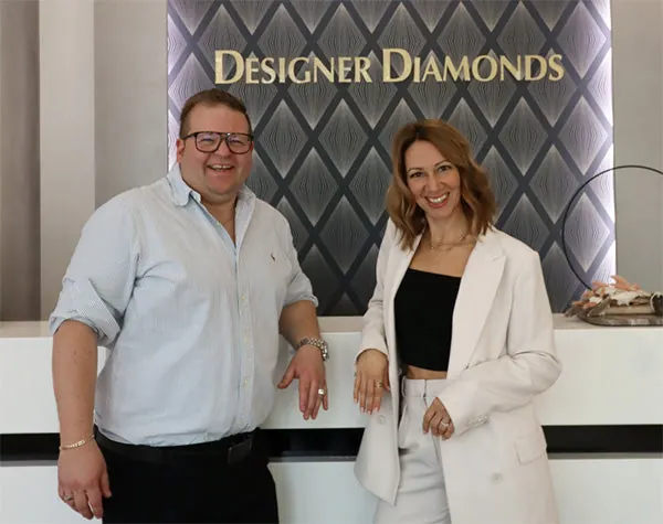 Zwei Mitglieder der Familie hinter Designer Diamonds im Showroom